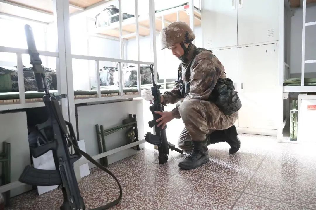 2021年12月14日,训练结束后的"杨根思部队"战士冯国坚正在擦枪.