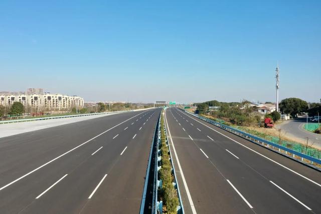 项目起自常州前黄镇,跨越锡溧漕河改线段,新长铁路,与锡宜高速公路