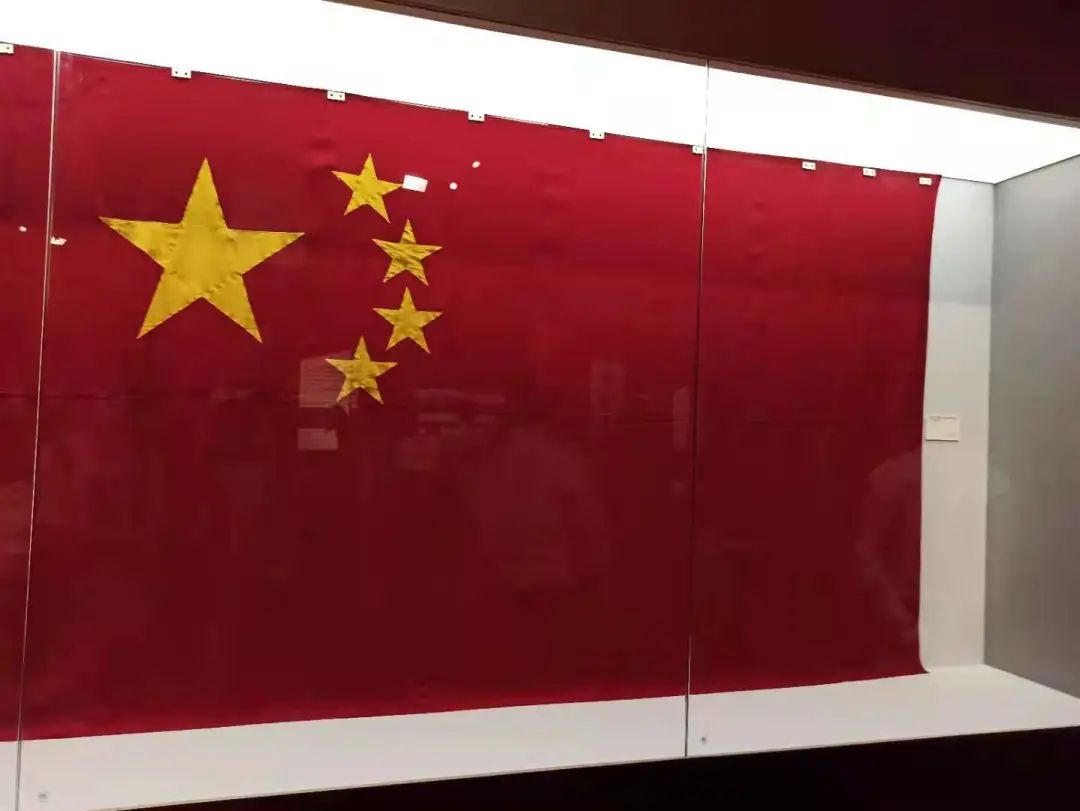纽约华侨衣馆联合会1949年制作的五星红旗.吴侃 摄