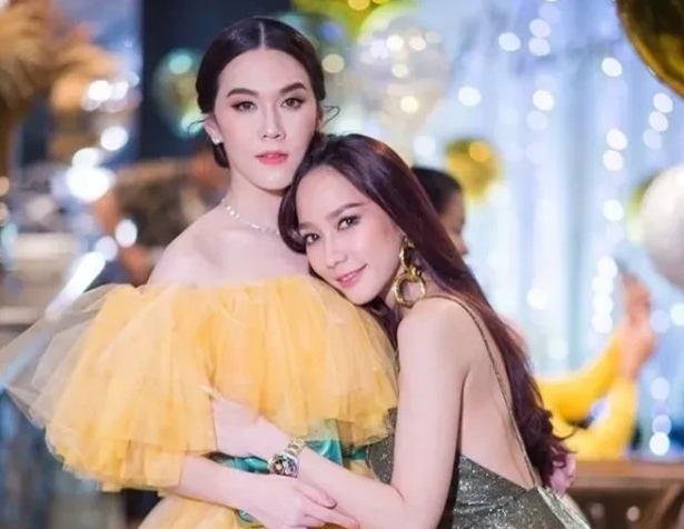 aump的闺蜜,泰国女星may(左)的男友大num把车借给了小三,07年前后,姐