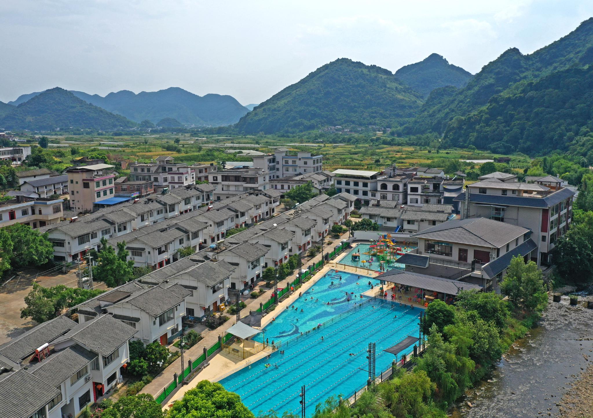 广西平乐县张家镇老鸦村,一位老人洗衣归来(7月16日摄).