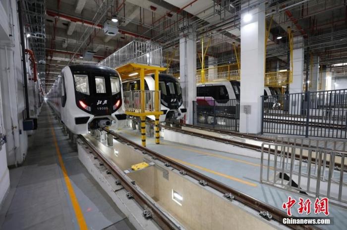 12月29日，北京地铁19号线列车在新宫车辆段内。中新社记者 富田 摄
