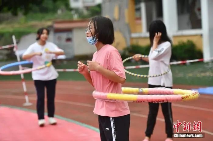 9月，四川泸县，孩子们进行运动锻炼。中新社记者 张浪 摄