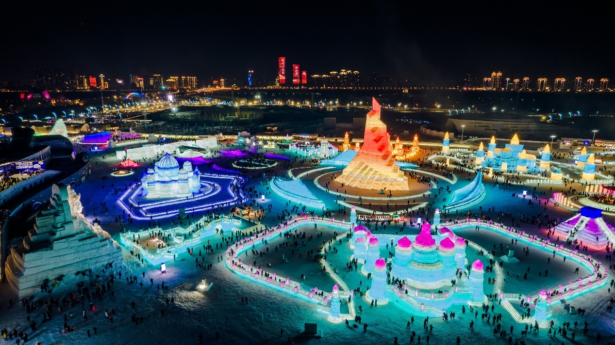 夜幕下冰雪大世界全景.哈尔滨冰雪大世界 供图