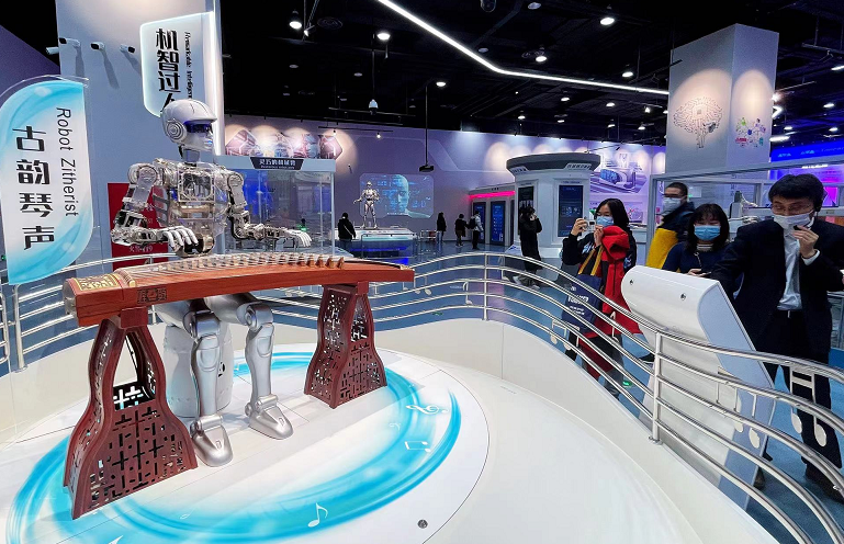 展览设计中心高级工程师,策展人王二超介绍,参展的机器人大多用于工业