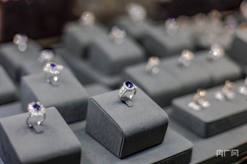 珠宝钻石区展出的精美饰品 央广网发 贾希嘉 摄