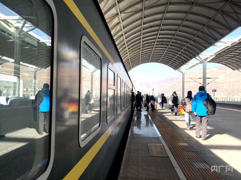 西宁火车站旅客乘车出发(央广网记者汪晓青摄)