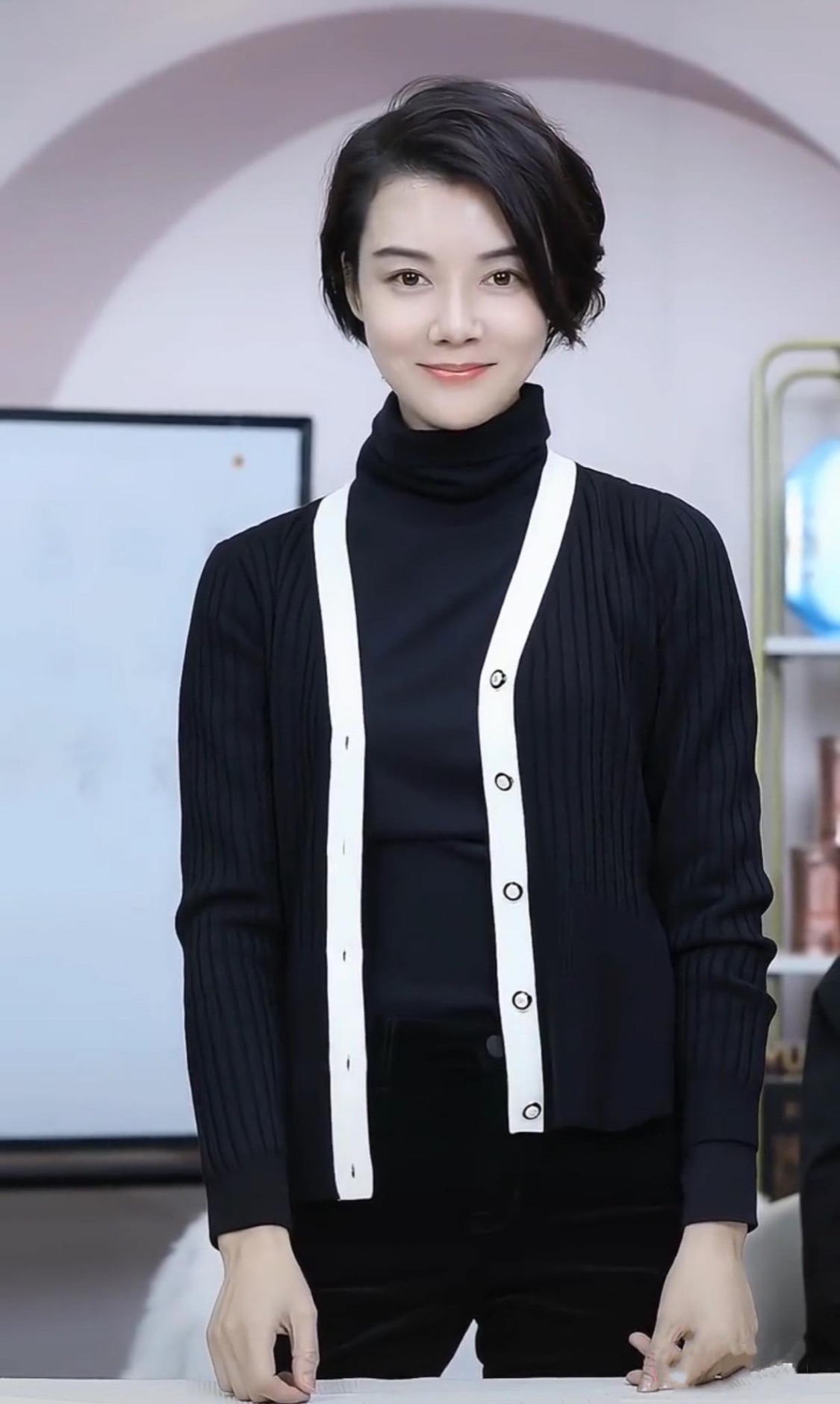 车晓穿毛衣直播,气质高贵就是身材干瘪纤瘦,有点头大身子小!