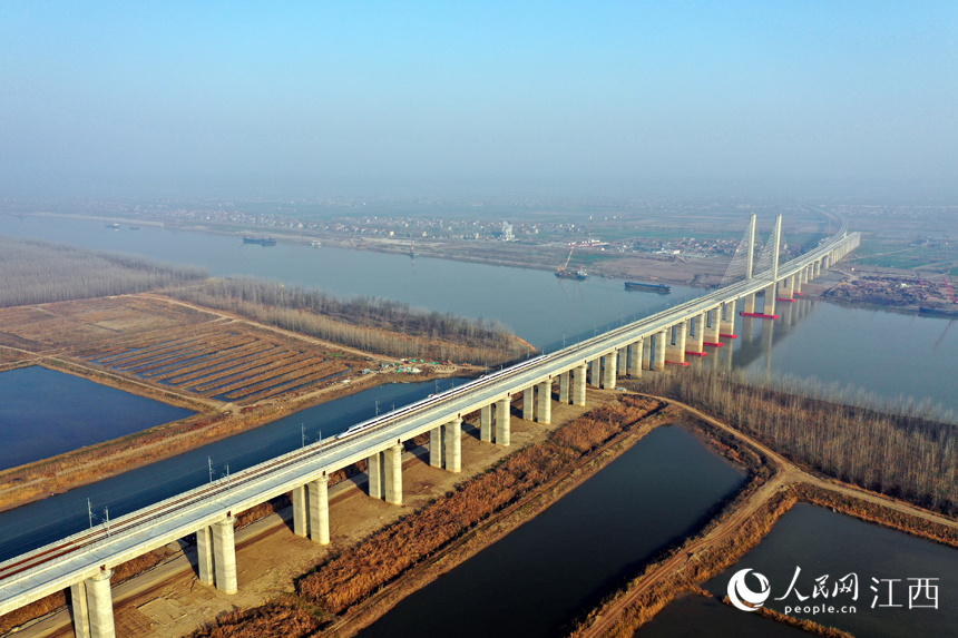 航拍京港高铁安九段首趟动车过长江