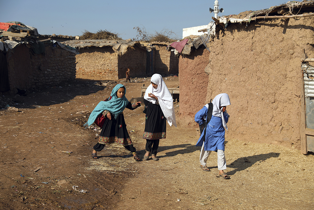 早安·世界|阿富汗难民儿童在巴基斯坦一所临时学校上课|难民