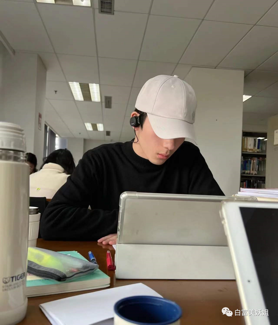 史上最帅北大校草刚爆红就早婚气哭