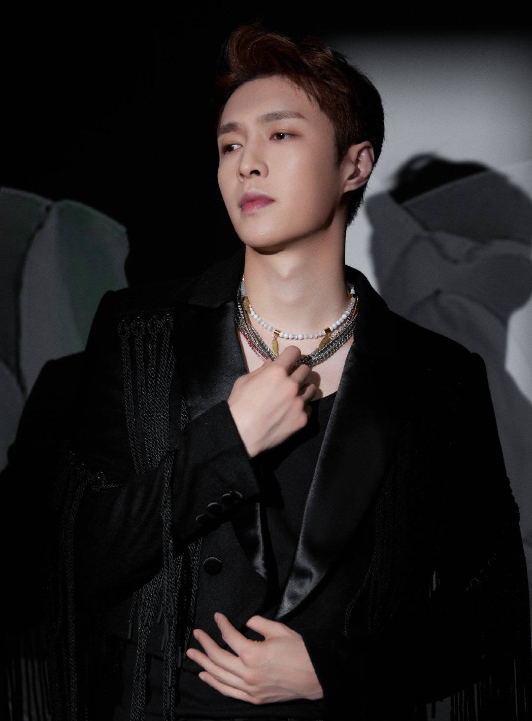 张艺兴最美的夜舞台造型图黑色西装背头造型好酷