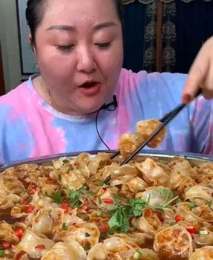 300斤女主播为养二婚丈夫，边哭边吃被无视，老公在背后笑得诡异休闲区蓝鸢梦想 - Www.slyday.coM