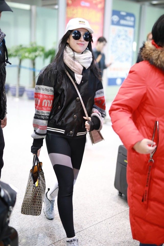 刘亦菲对自己很自信穿鲨鱼裤出街好吸睛看着还挺有个性的