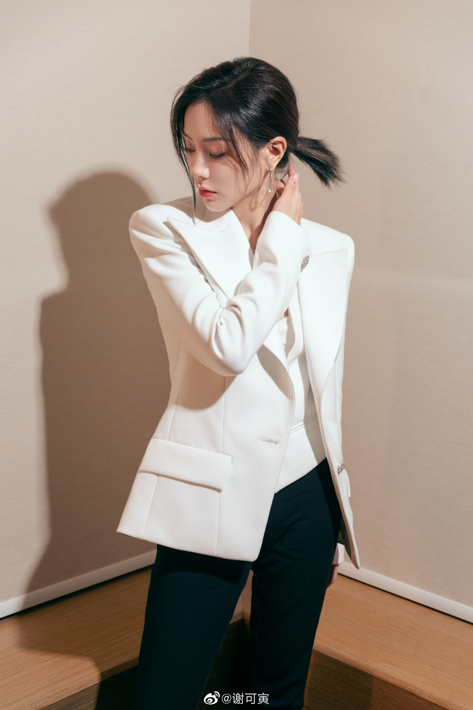 昨天黑色今天白色又是被谢可寅飒到的一天姐好酷