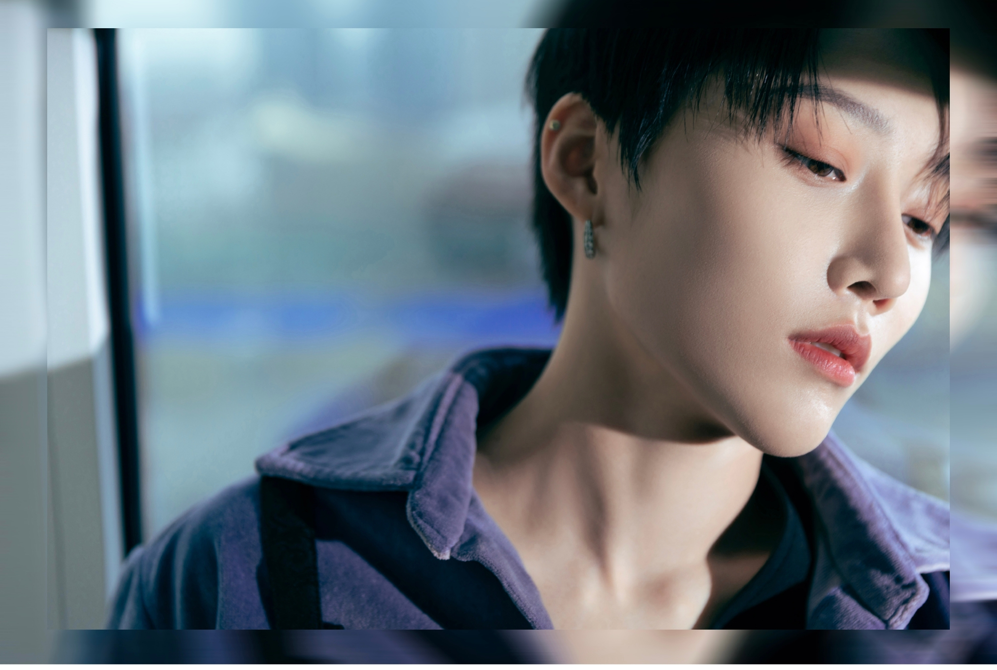 刘雨昕跨年晚会第二套造型图蓝色丝绒复古优雅