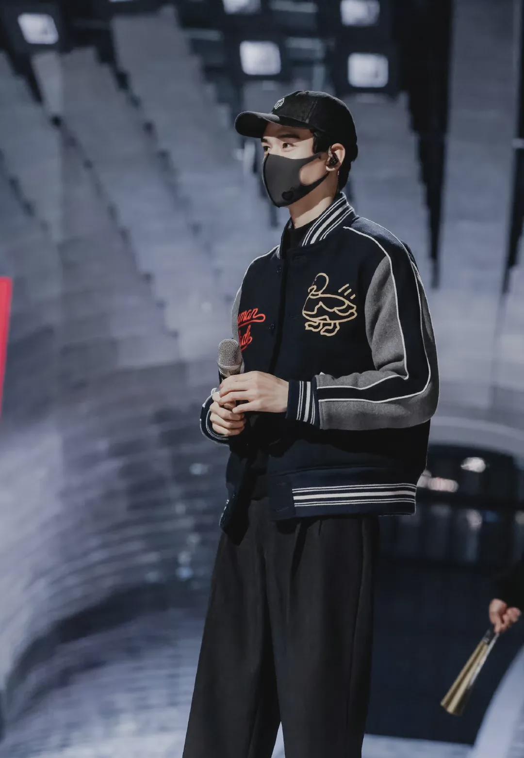 跨年晚会彩排图来了!杨幂潮酷十足,龚俊献上首秀,张艺兴热舞休闲区蓝鸢梦想 - Www.slyday.coM 跨年晚会彩排图来了!杨幂潮酷十足,龚俊献上首秀,张艺兴热舞休闲区蓝鸢梦想 - Www.slyday.coM