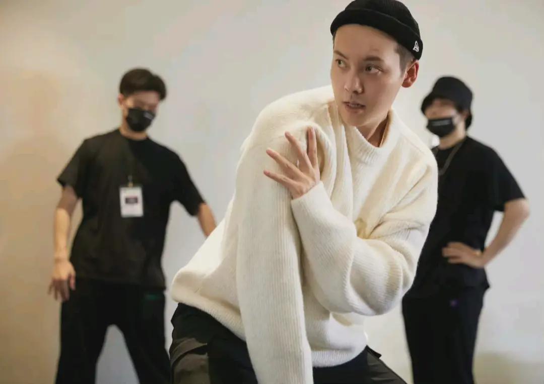 跨年晚会彩排图来了!杨幂潮酷十足,龚俊献上首秀,张艺兴热舞休闲区蓝鸢梦想 - Www.slyday.coM 跨年晚会彩排图来了!杨幂潮酷十足,龚俊献上首秀,张艺兴热舞休闲区蓝鸢梦想 - Www.slyday.coM