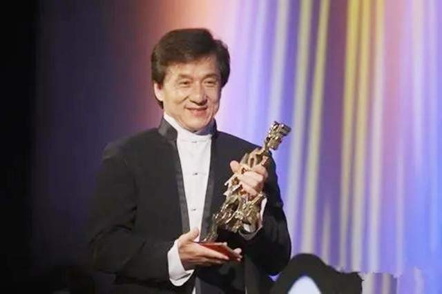 成龙同父异母的亲哥哥,7岁时被父亲抛弃,自言不靠弟弟帮扶休闲区蓝鸢梦想 - Www.slyday.coM 成龙同父异母的亲哥哥,7岁时被父亲抛弃,自言不靠弟弟帮扶休闲区蓝鸢梦想 - Www.slyday.coM