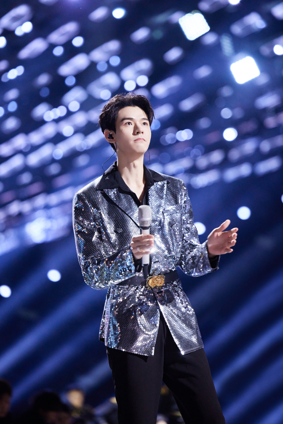 湖南卫视跨年晚会造型龚俊身穿moschino