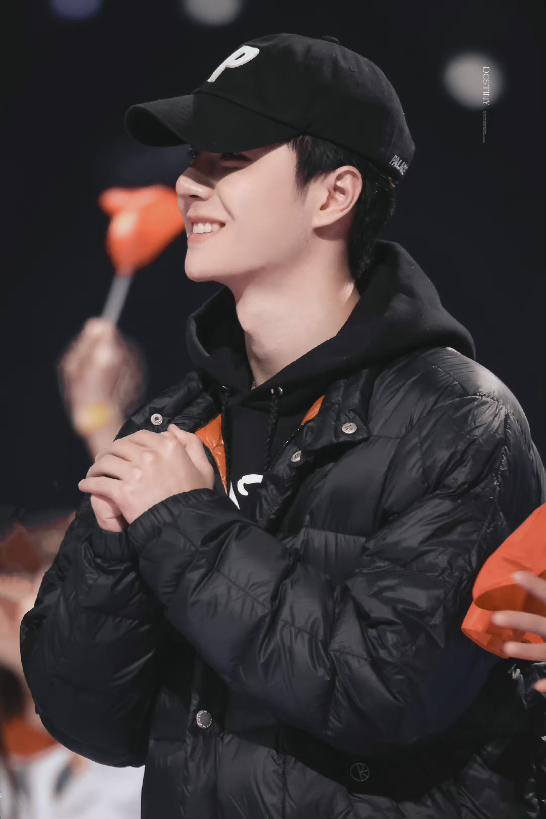 王一博湖南跨年晚会彩排照释出依旧是酷盖一博期待今晚新歌廿