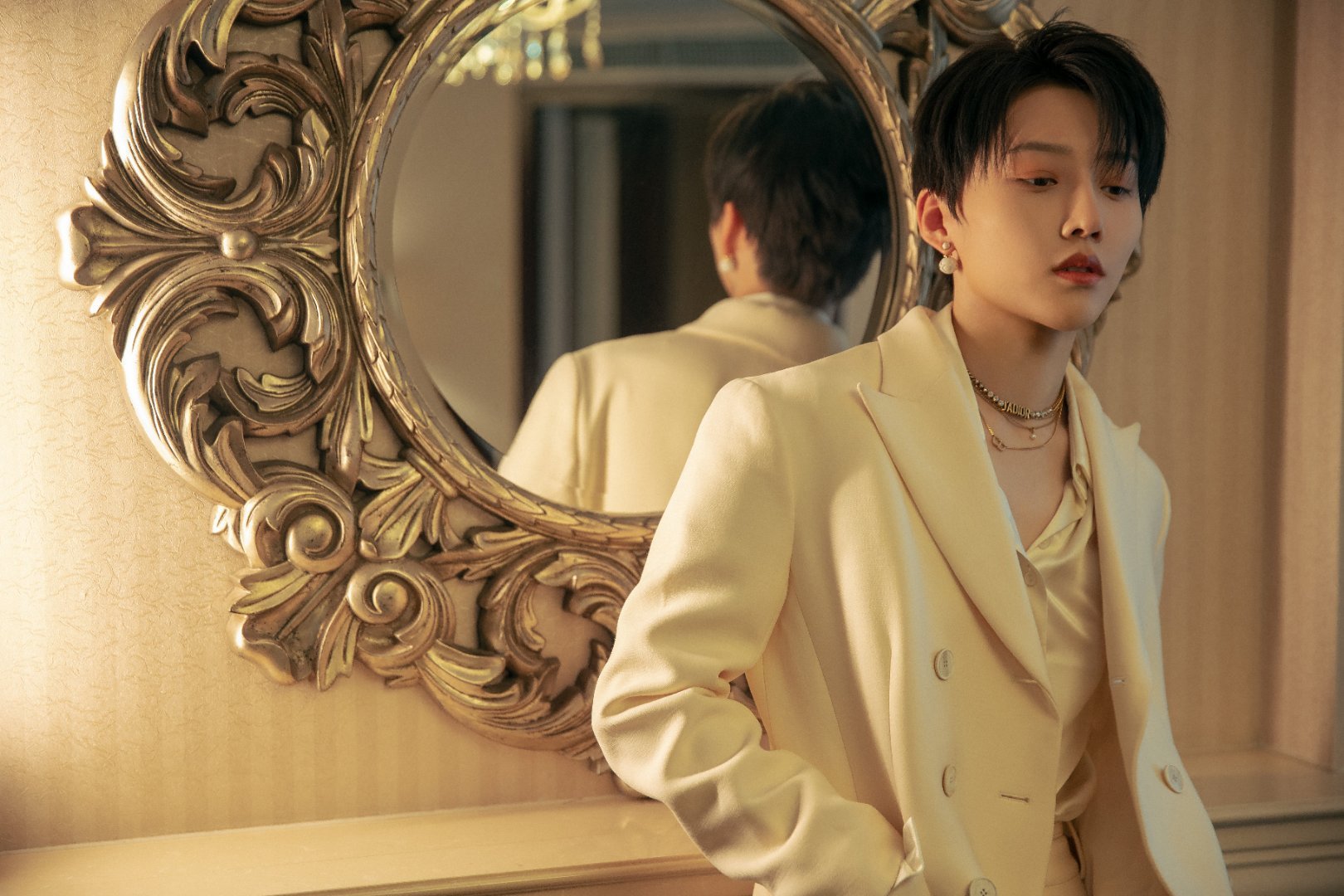 刘雨昕北京卫视跨年晚会造型图纯白色雨昕