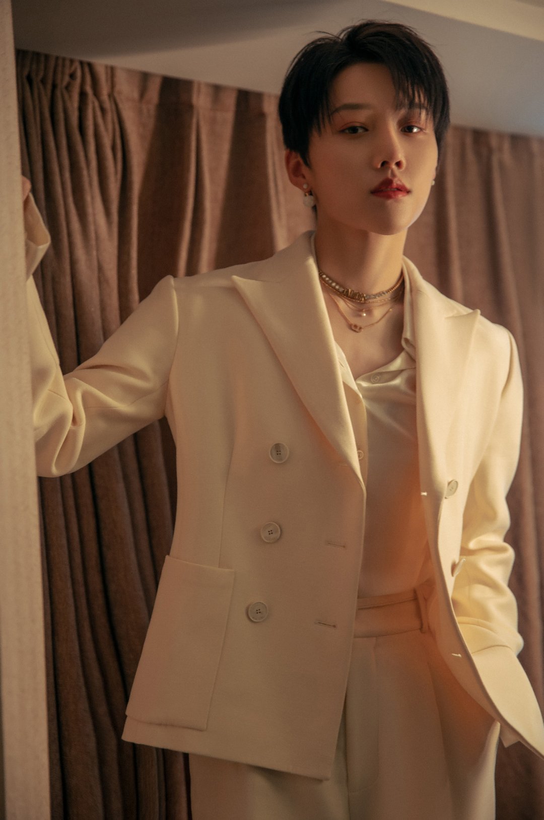 刘雨昕北京卫视跨年晚会造型图纯白色雨昕