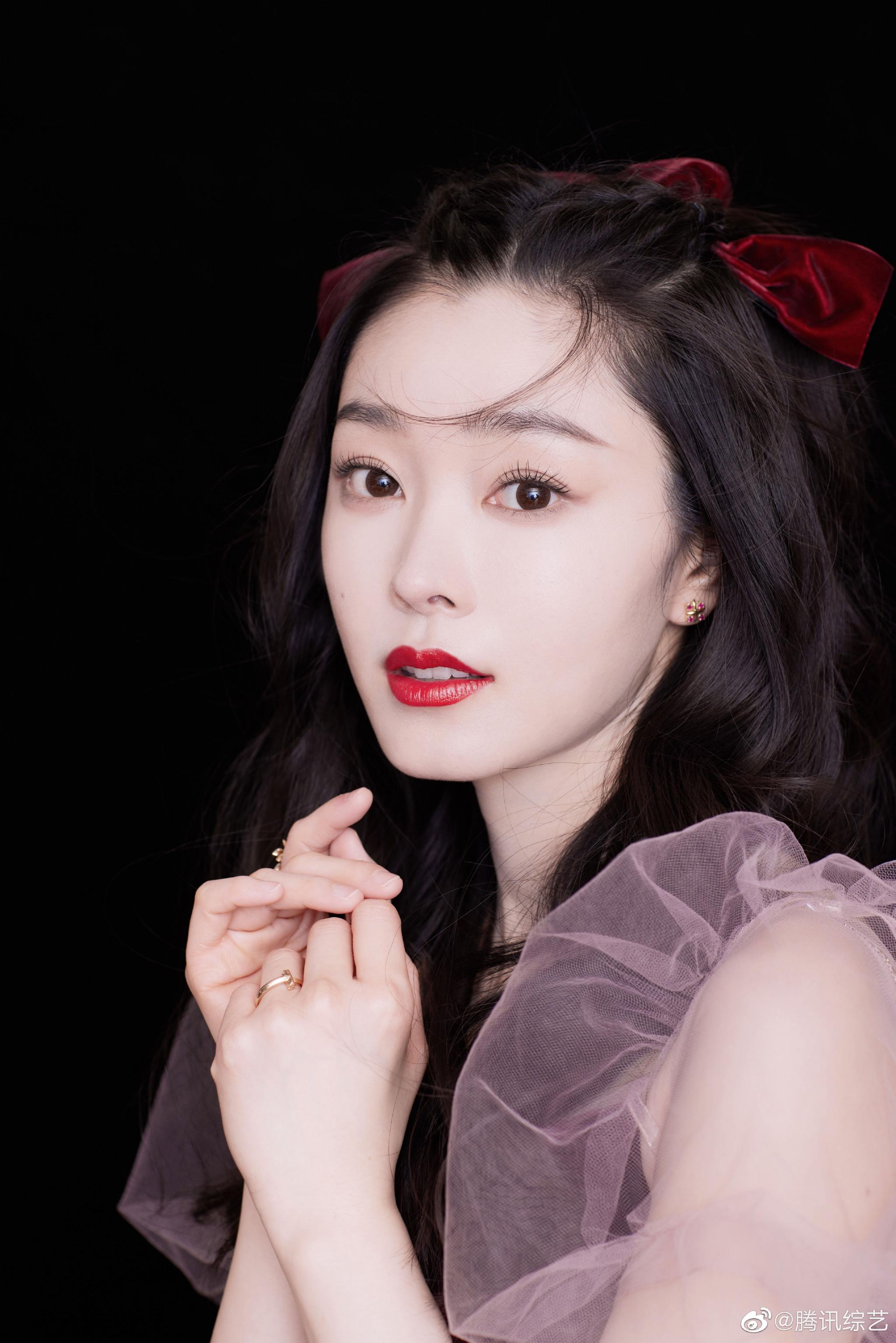 双马尾编发造型甜美可爱,搭配红色丝绒纱裙……|编发|宋轶_新浪新闻