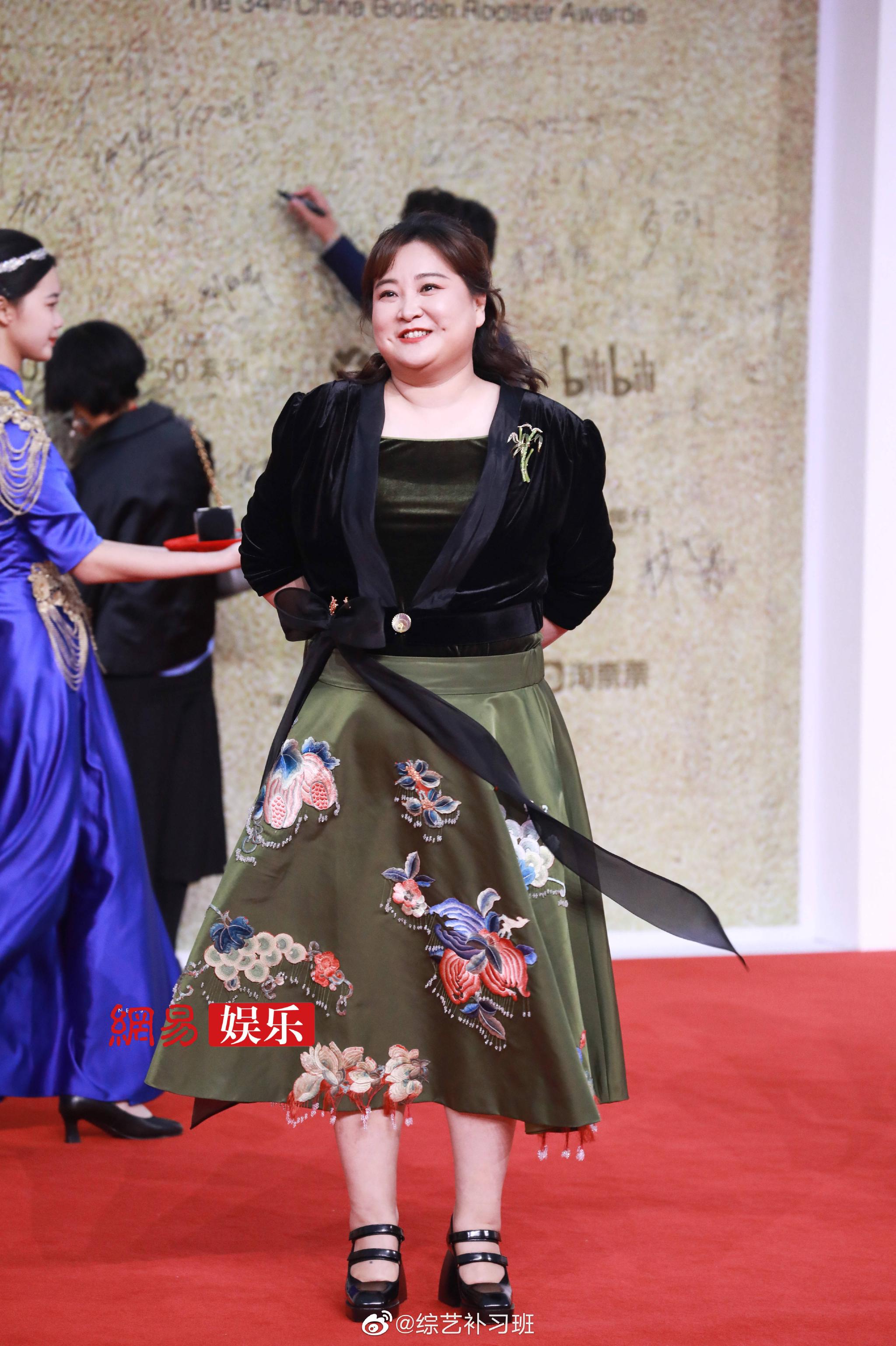 贾玲金鸡奖闭幕式造型墨绿色缎面裙子搭配黑色外套气质感满满