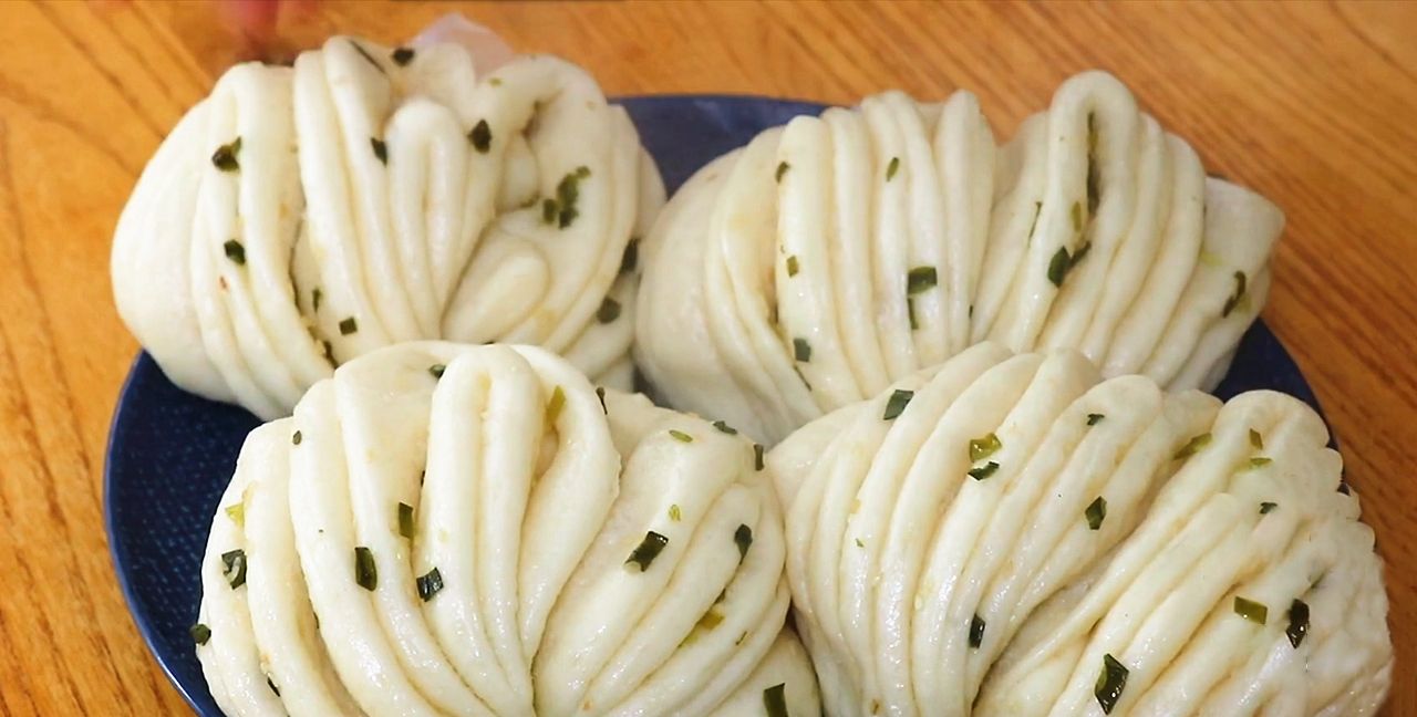 家常葱油花卷不用提前发面现做现吃松软又嚼劲葱香浓郁