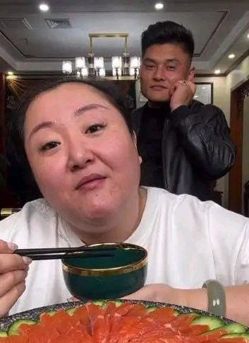 300斤女主播为养二婚丈夫，边哭边吃被无视，老公在背后笑得诡异休闲区蓝鸢梦想 - Www.slyday.coM