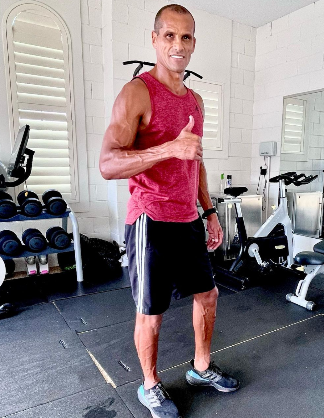 49岁里瓦尔多秀肌肉照:全身青筋暴起,堪比c罗|里瓦尔多|c罗|肌肉_新浪