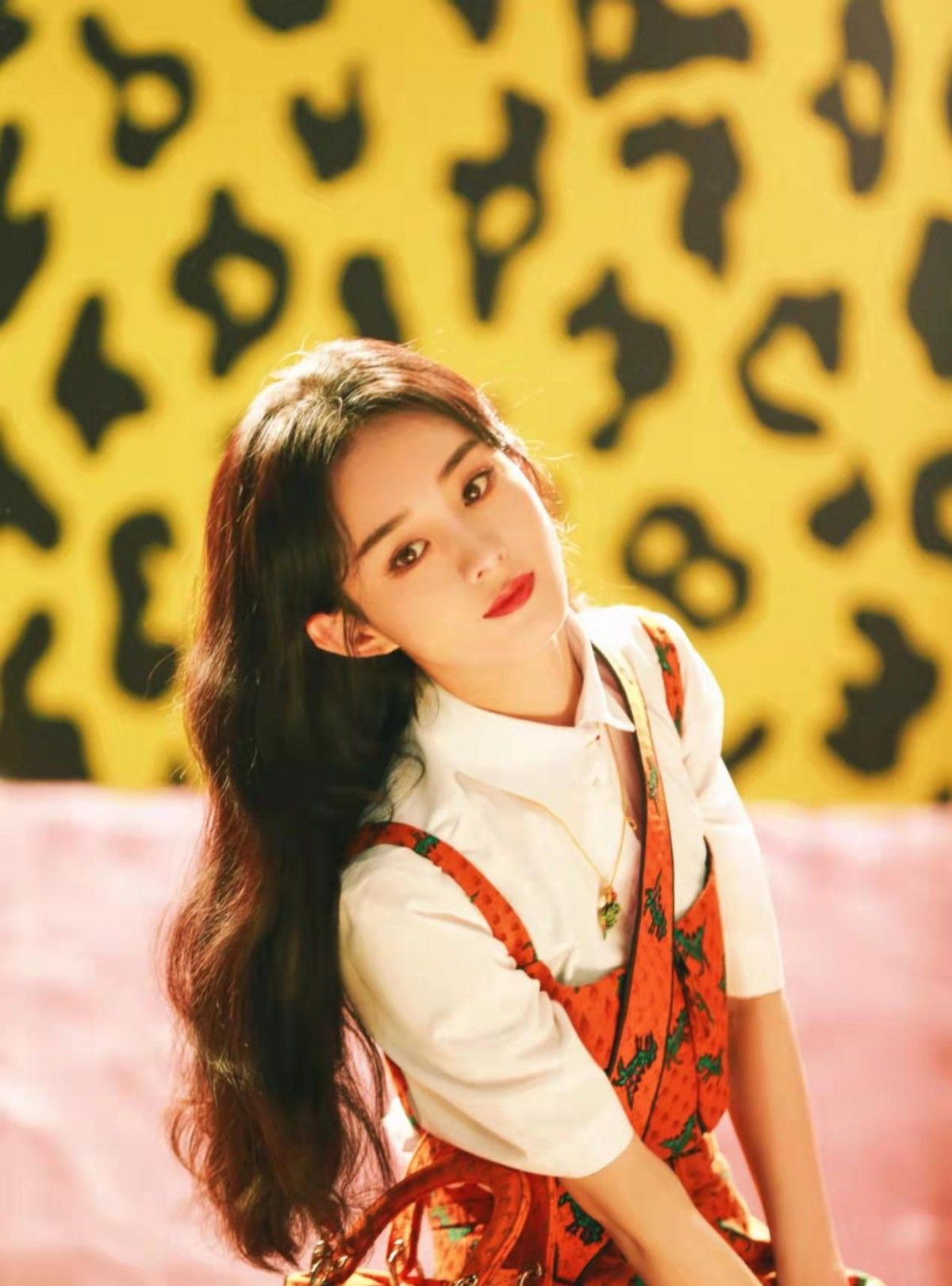 赵丽颖基因赢了2岁儿子穿羽绒服探班完美继承妈妈小圆脸超萌