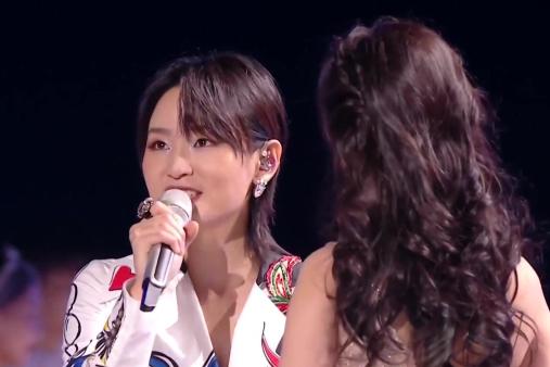 杨幂周笔畅合唱小幸运相互对视笑得超甜