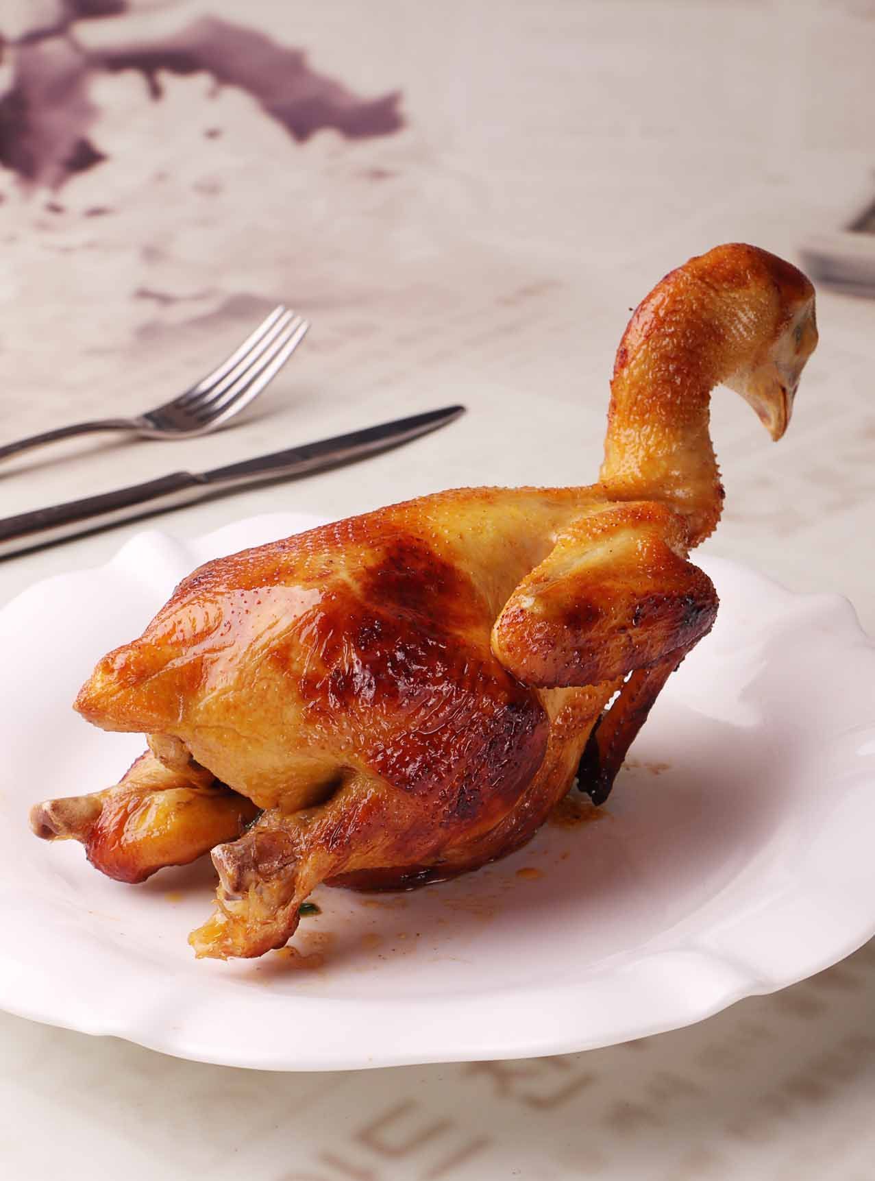 烤春鸡浓香四溢的气味皮脆骨酥的口感