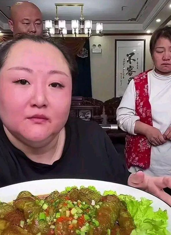 300斤女主播为养二婚丈夫，边哭边吃被无视，老公在背后笑得诡异休闲区蓝鸢梦想 - Www.slyday.coM