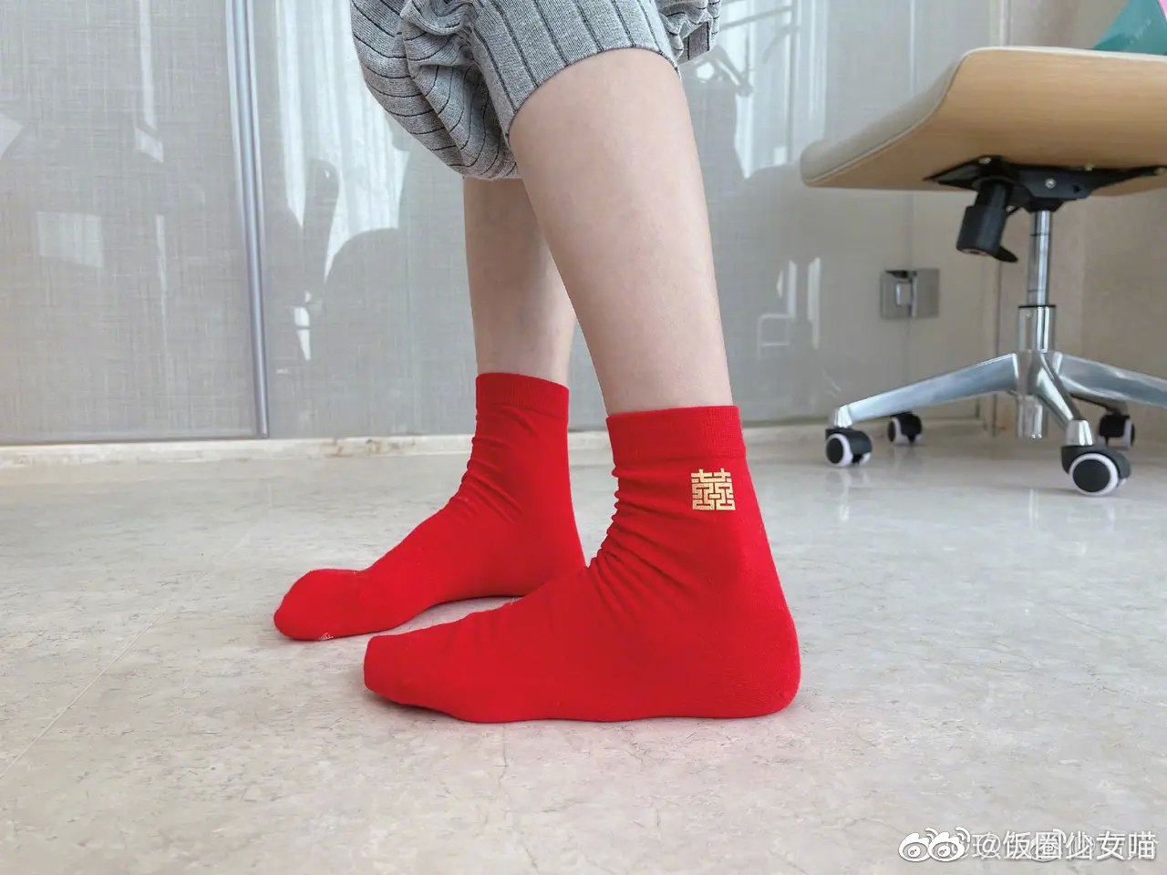 张小斐接受采访时说晚上会抱着金鸡奖杯还调侃穿红袜子的梗