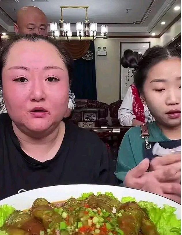 300斤女主播为养二婚丈夫，边哭边吃被无视，老公在背后笑得诡异休闲区蓝鸢梦想 - Www.slyday.coM