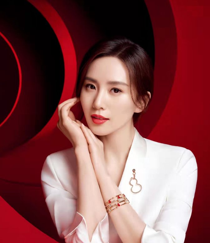刘诗诗爱上大红唇新广告穿白西装都难掩妩媚感女人味开挂超美