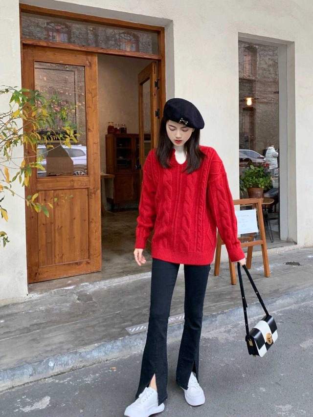 秋冬季节穿红色毛衣搭配黑色半身裙高级优雅又洋气