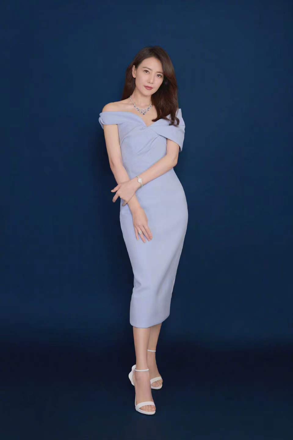 42岁高圆圆商演路透生图曝光肤白丰腴显性感穿露肩裙秀天鹅颈