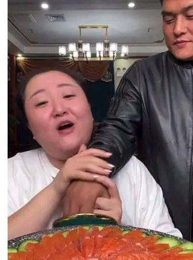 300斤女主播为养二婚丈夫，边哭边吃被无视，老公在背后笑得诡异休闲区蓝鸢梦想 - Www.slyday.coM