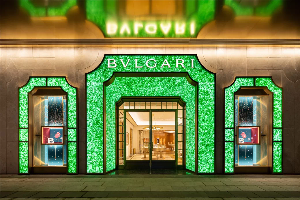 然后双手以最快的速度搜索「上海宝格丽酒店新门面」,看到了以下照片