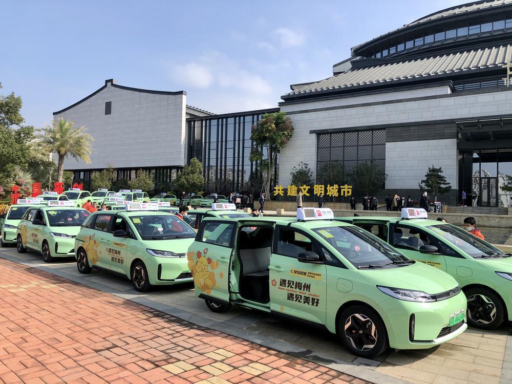 2022年1月1日投入使用梅州首批新能源出租车亮相