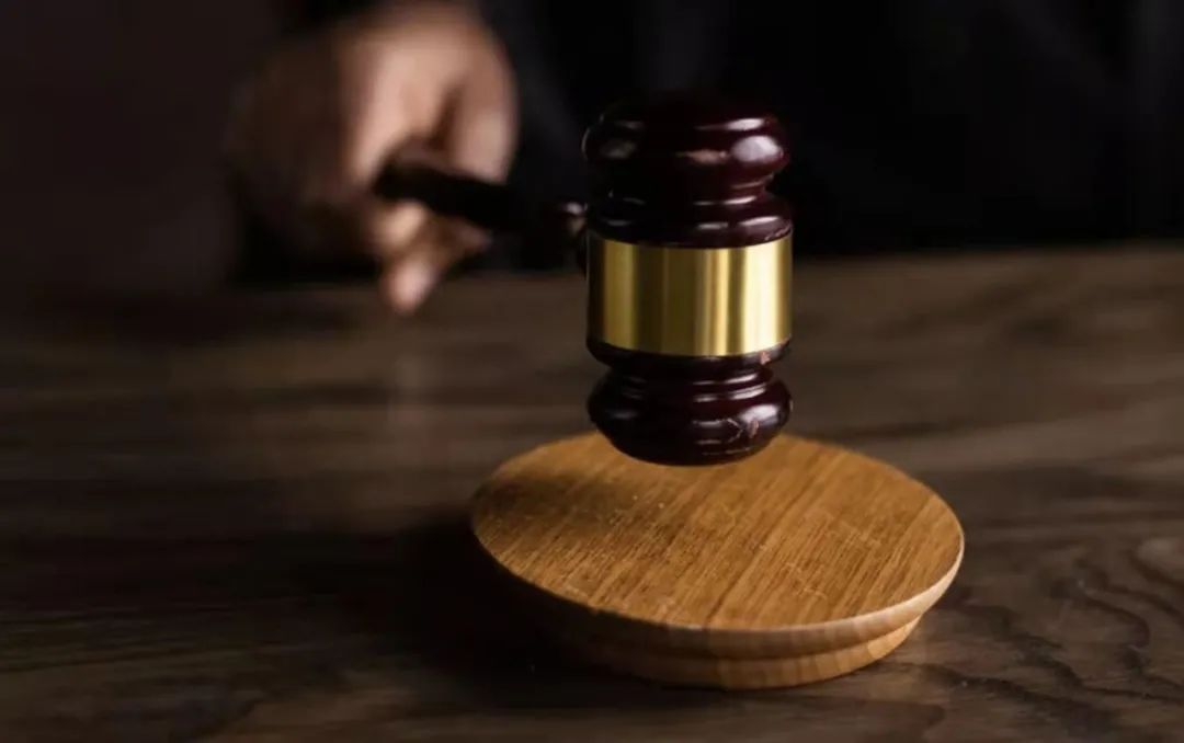 一颗工艺精湛的超大钻石戒指,经历57轮出价后,最终以825915元落锤成交