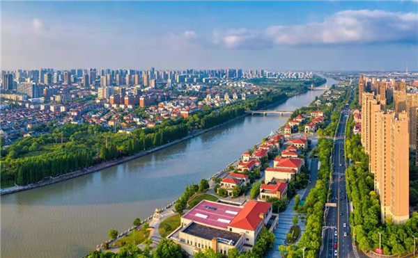 "2021中国幸福城市论坛新闻发言人戴闻名表示,太仓突出的交通区位优势