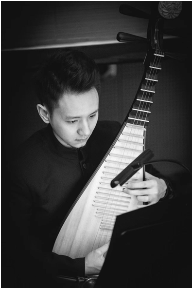 生于北京,7岁起与中国音乐学院附中琵琶专业教师董楠习琴,2007年考入