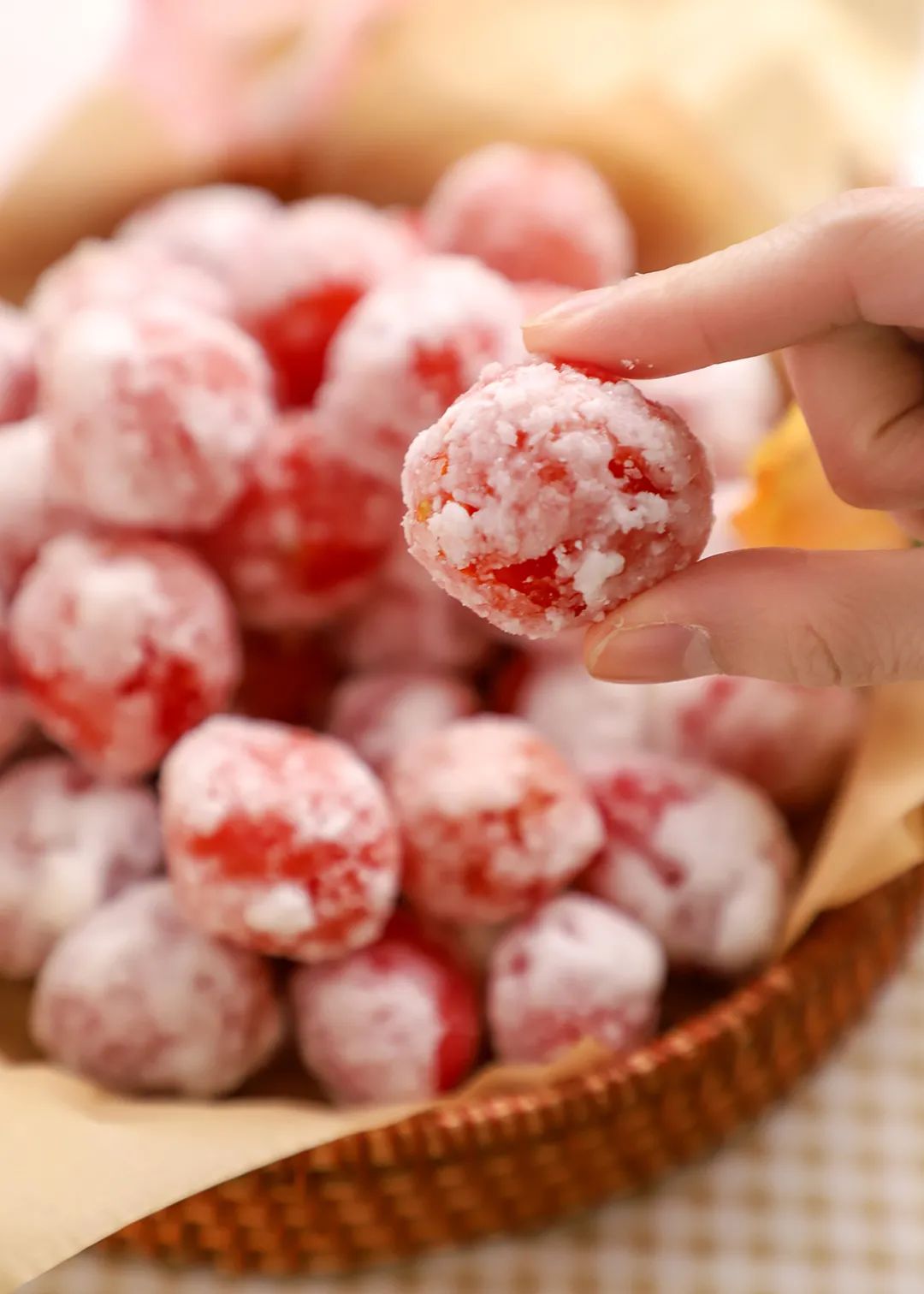 雪球小番茄因为小番茄汁水更多,表皮也更嫩薄,所以在熬糖的时候要更加