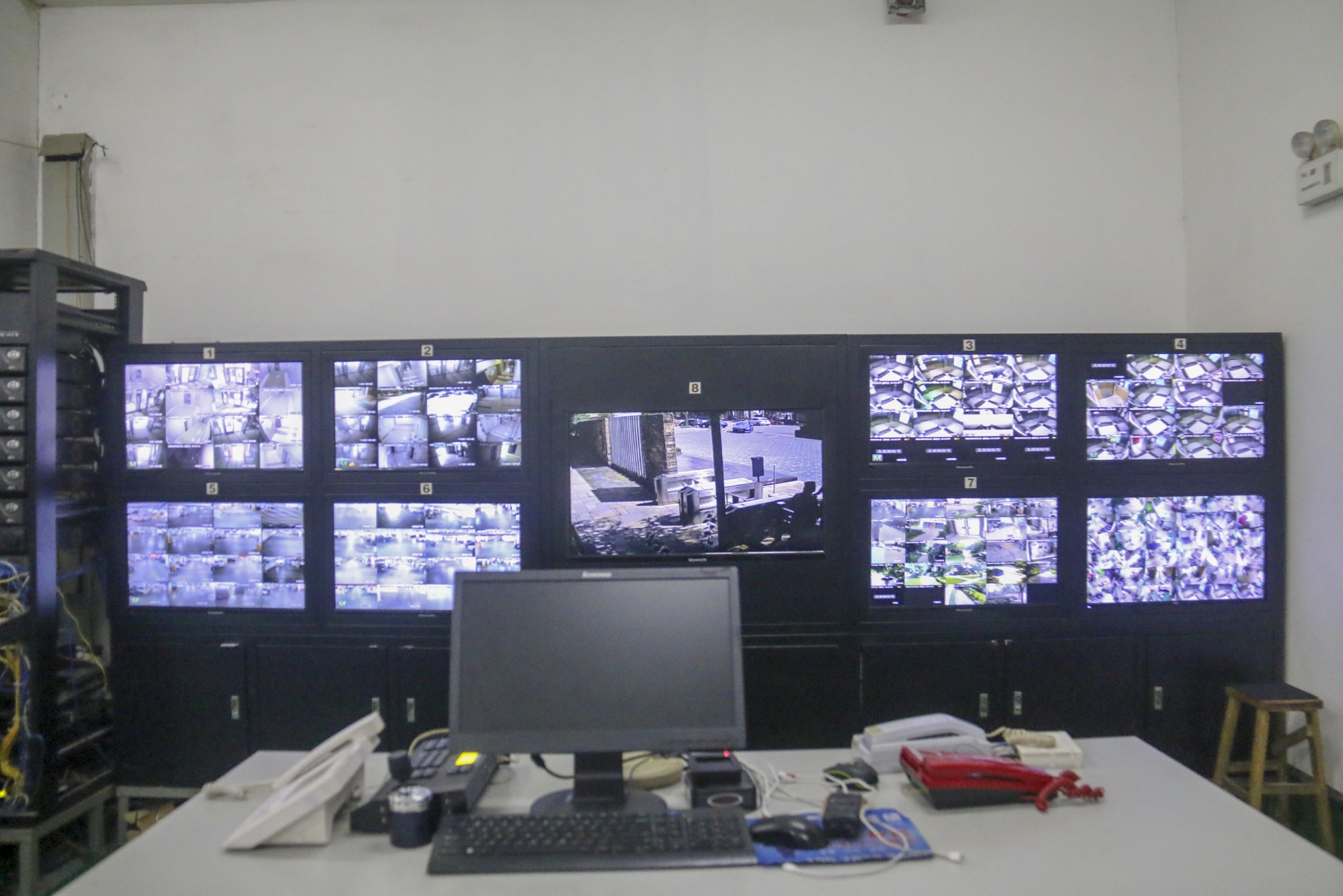 长安富山居花园小区监控室