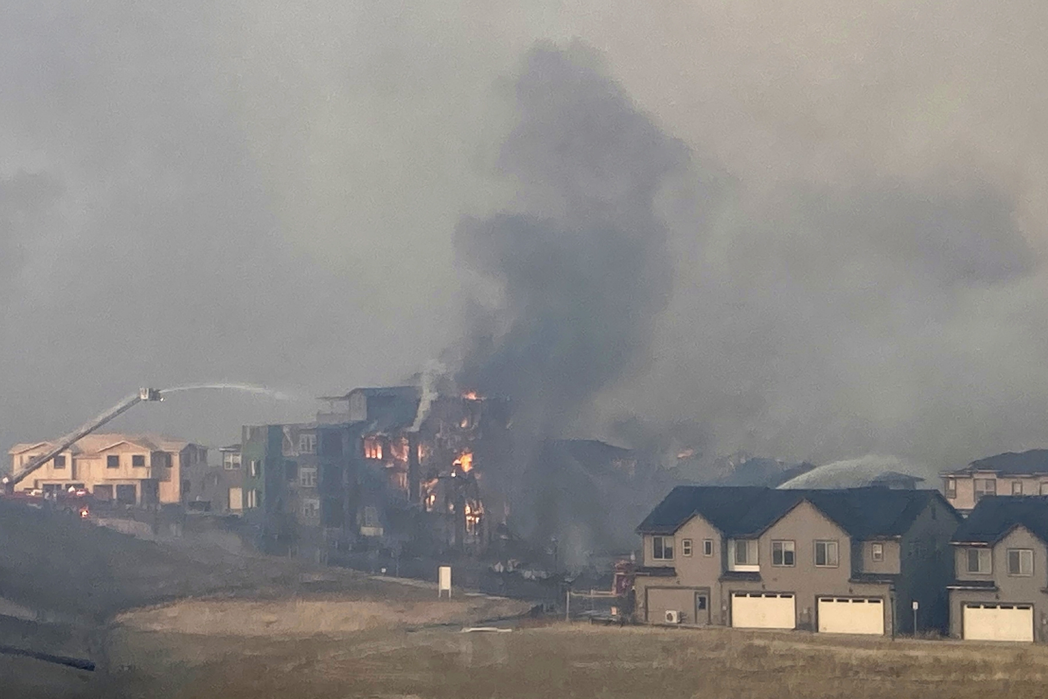 美国科罗拉多州野火迅速蔓延 已致超500所房屋被烧毁